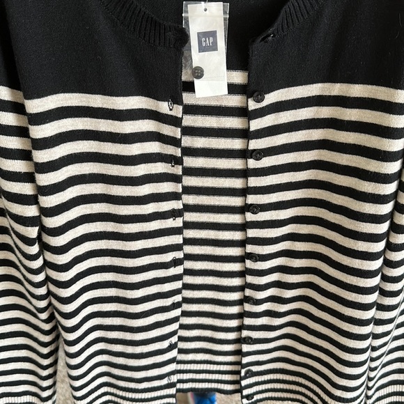 🌸Gap NWT cardigan size M. - Picture 3 of 17